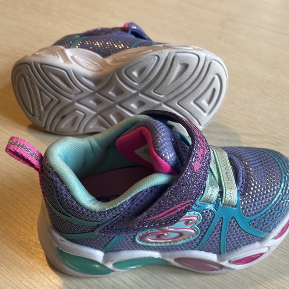 SKECHERS Toodler running shoes. - Picture 4 of 11